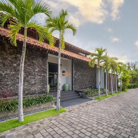 Villa De Suma - Fully Staffed Luxury Villa, Walk To The Beach! سمينياك المظهر الخارجي الصورة