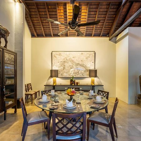 Villa De Suma - Fully Staffed Luxury Villa, Walk To The Beach! سمينياك المظهر الخارجي الصورة