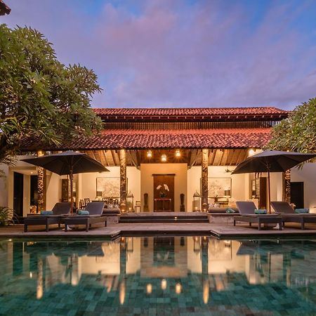 Villa De Suma - Fully Staffed Luxury Villa, Walk To The Beach! سمينياك المظهر الخارجي الصورة