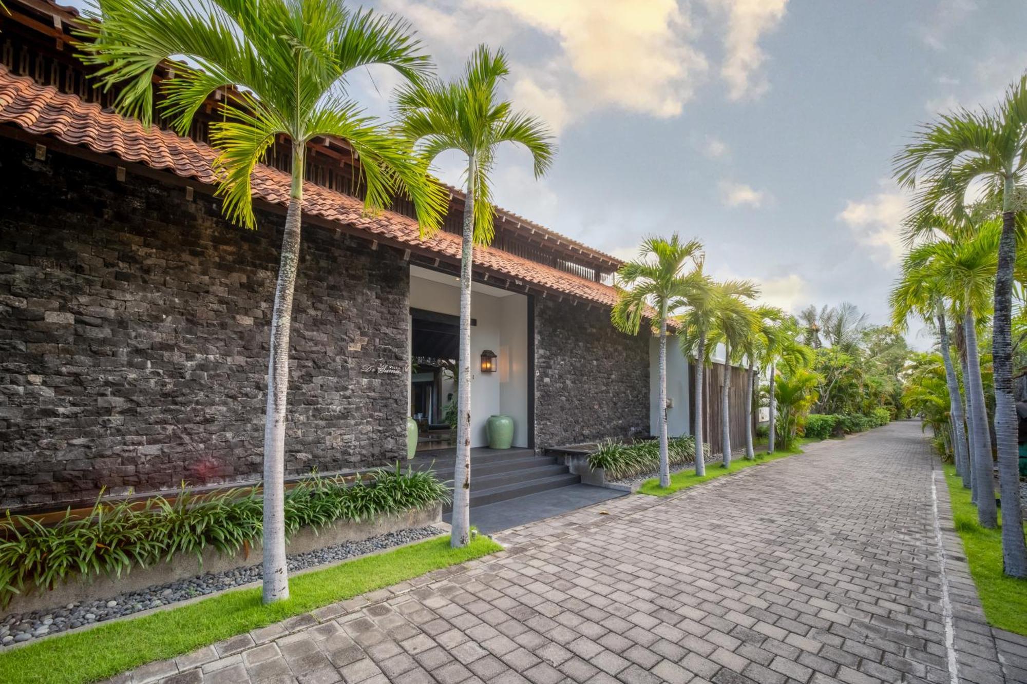 Villa De Suma - Fully Staffed Luxury Villa, Walk To The Beach! سمينياك المظهر الخارجي الصورة