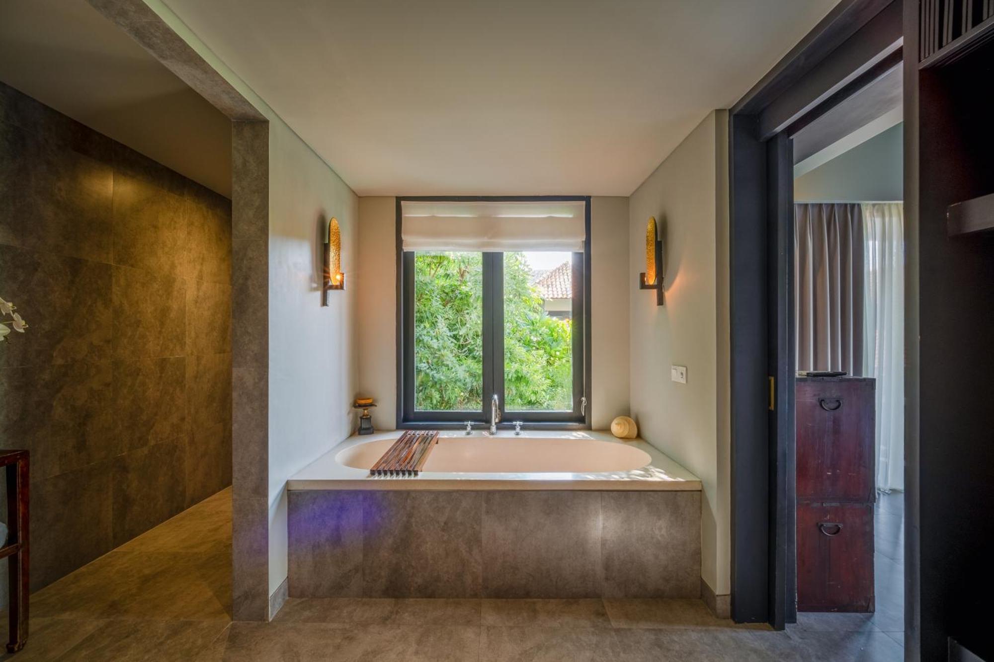Villa De Suma - Fully Staffed Luxury Villa, Walk To The Beach! سمينياك المظهر الخارجي الصورة