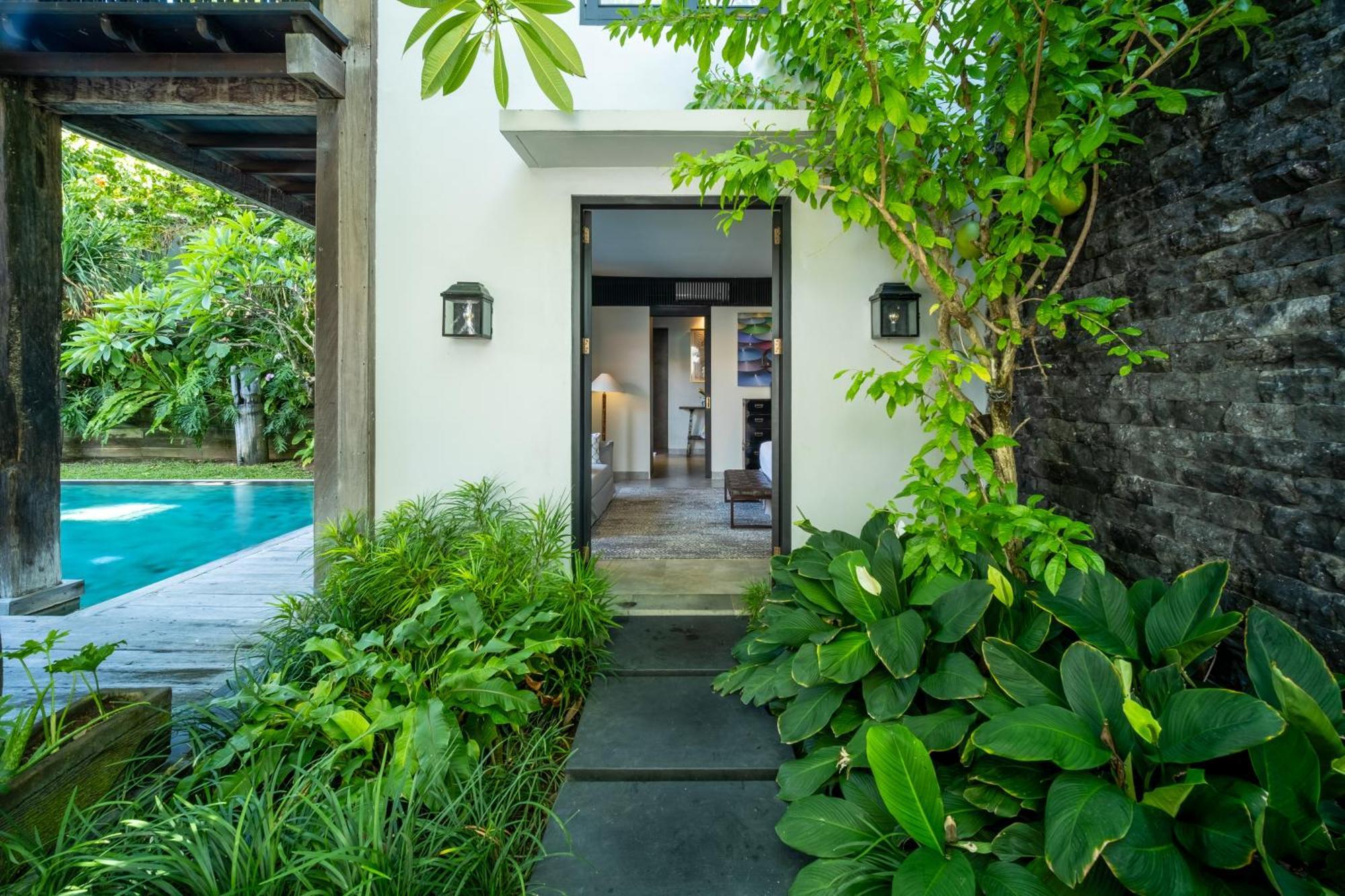 Villa De Suma - Fully Staffed Luxury Villa, Walk To The Beach! سمينياك المظهر الخارجي الصورة