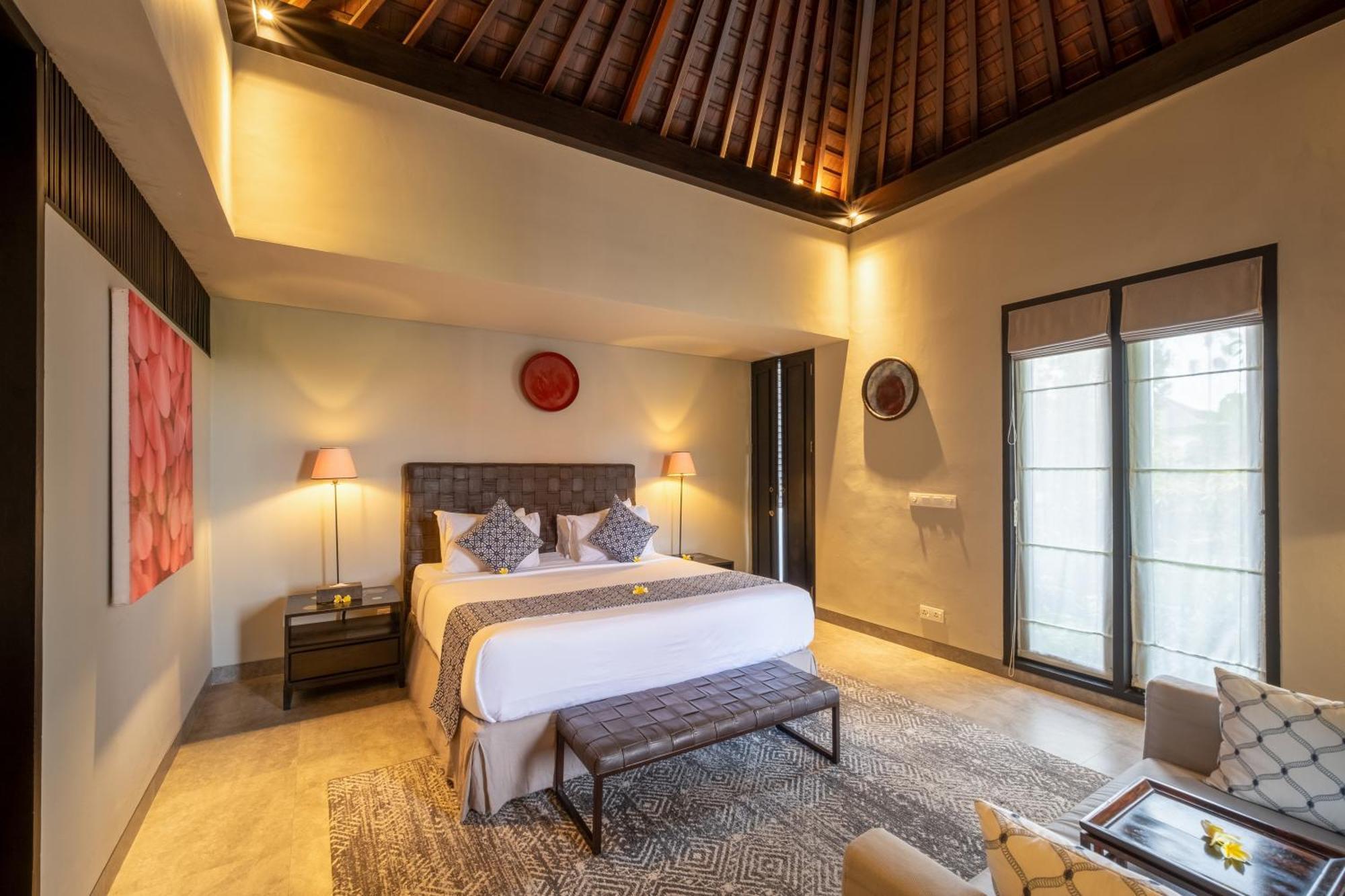 Villa De Suma - Fully Staffed Luxury Villa, Walk To The Beach! سمينياك المظهر الخارجي الصورة