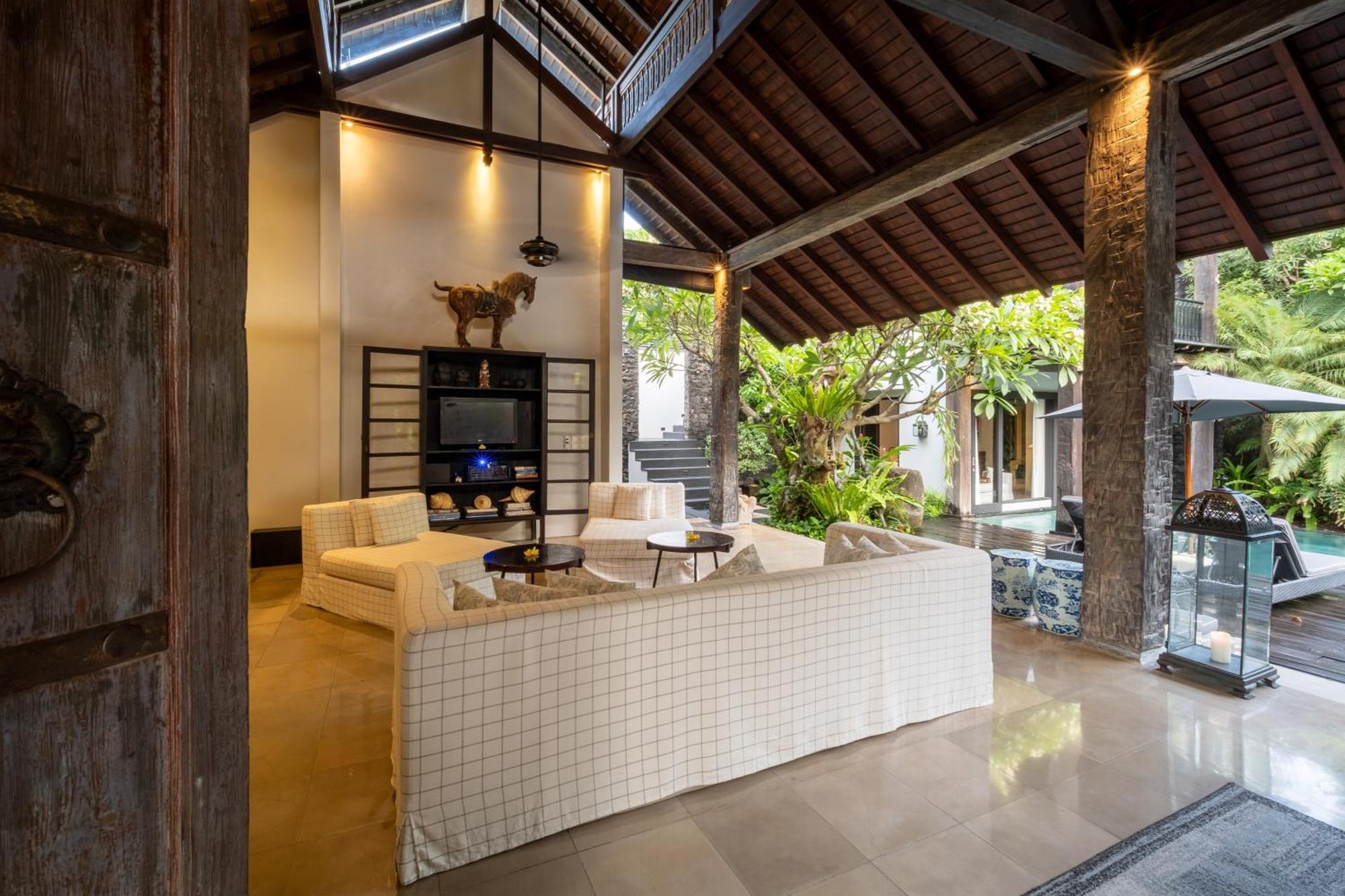 Villa De Suma - Fully Staffed Luxury Villa, Walk To The Beach! سمينياك المظهر الخارجي الصورة
