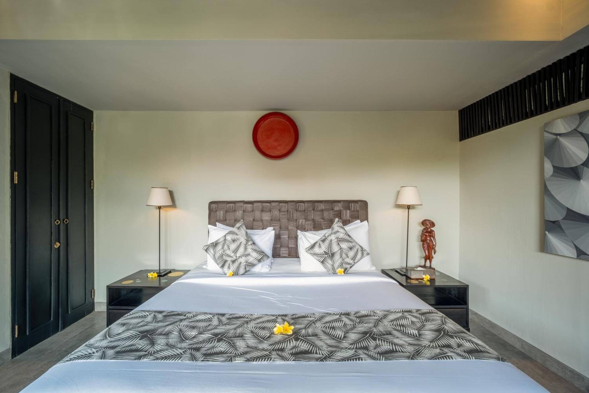 Villa De Suma - Fully Staffed Luxury Villa, Walk To The Beach! سمينياك المظهر الخارجي الصورة