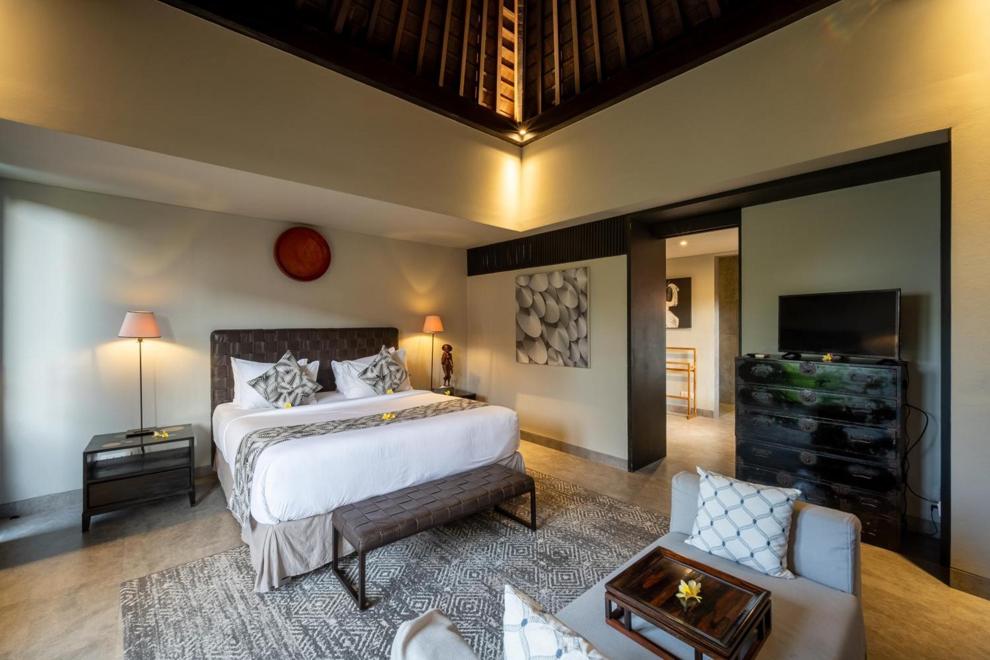 Villa De Suma - Fully Staffed Luxury Villa, Walk To The Beach! سمينياك المظهر الخارجي الصورة