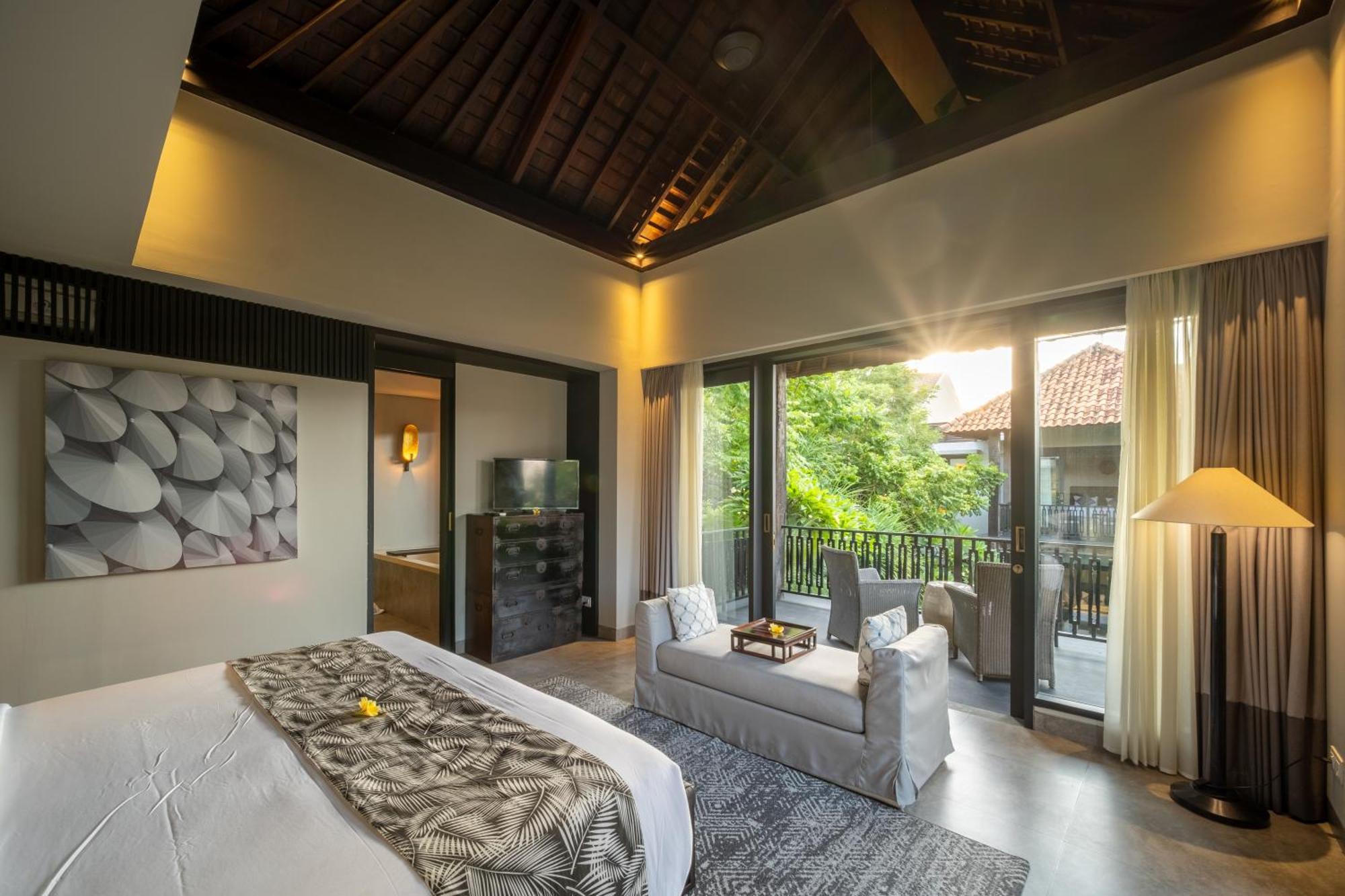 Villa De Suma - Fully Staffed Luxury Villa, Walk To The Beach! سمينياك المظهر الخارجي الصورة