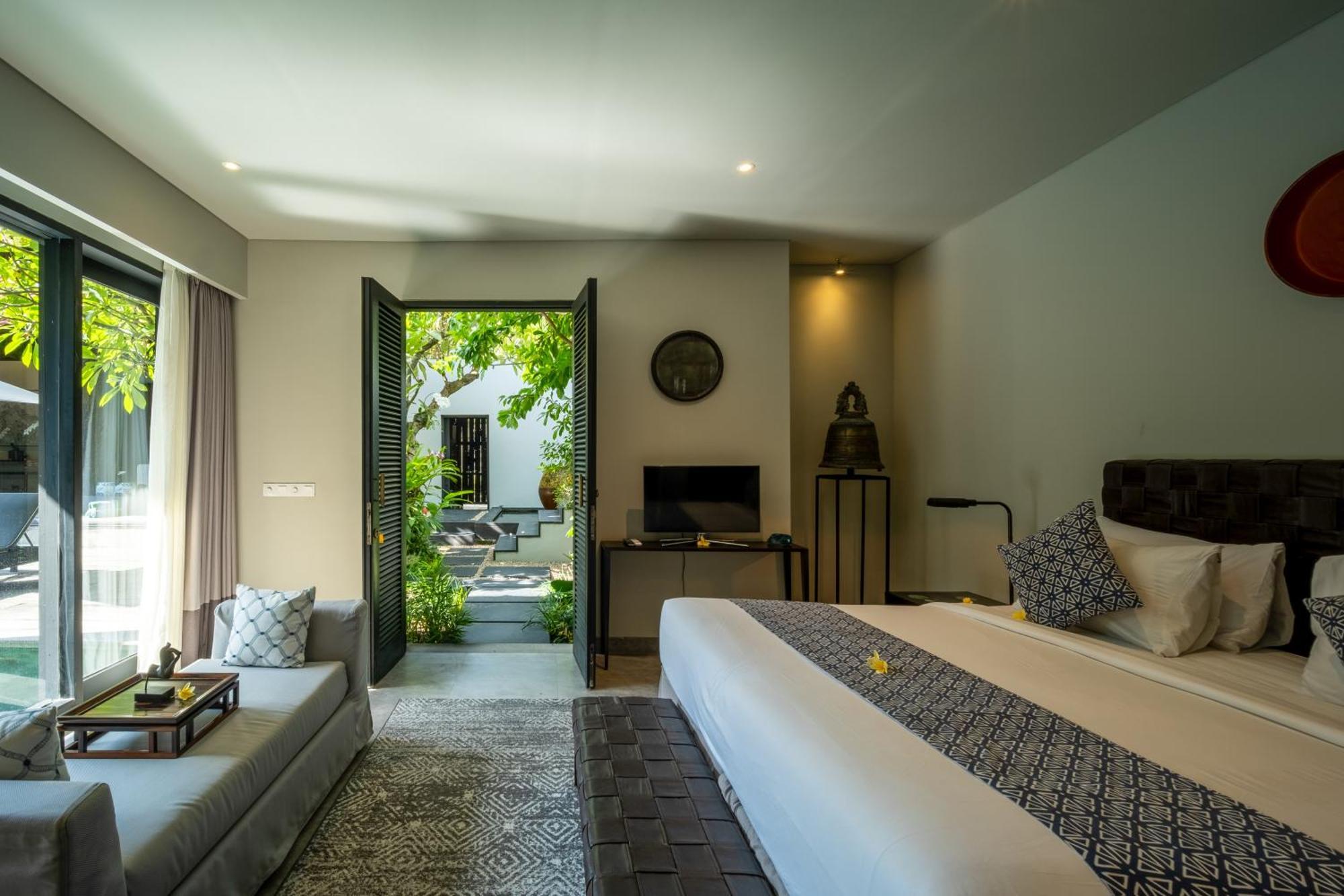 Villa De Suma - Fully Staffed Luxury Villa, Walk To The Beach! سمينياك المظهر الخارجي الصورة