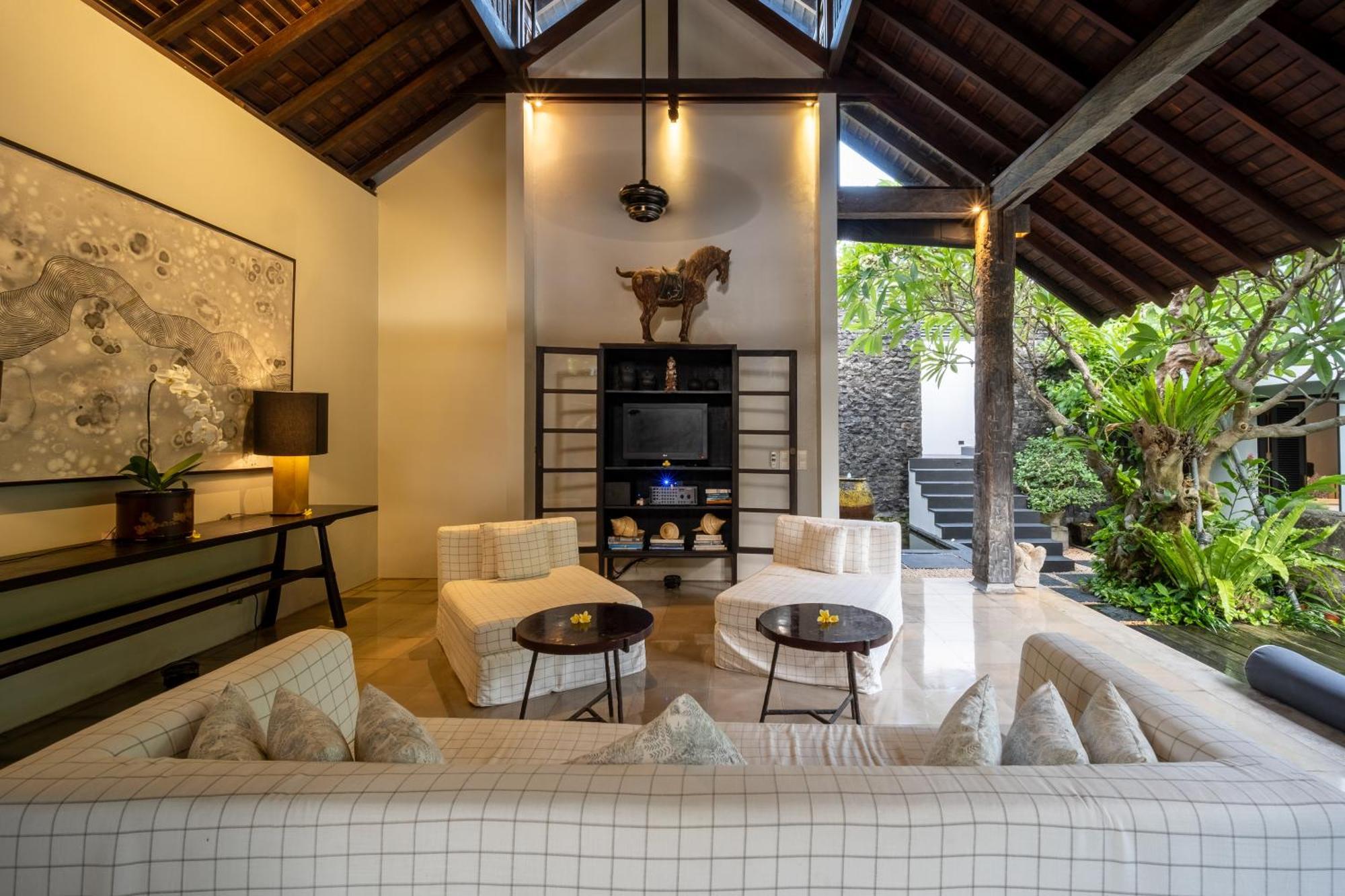 Villa De Suma - Fully Staffed Luxury Villa, Walk To The Beach! سمينياك المظهر الخارجي الصورة