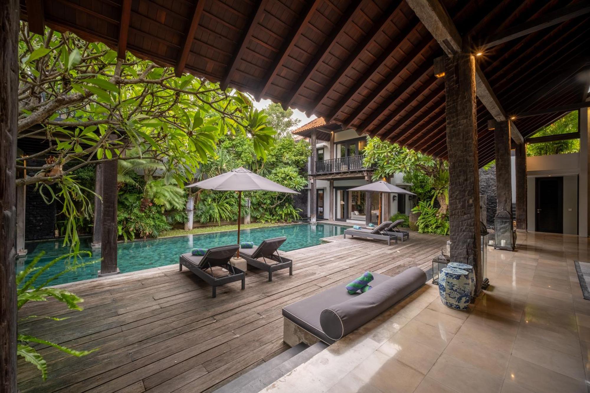 Villa De Suma - Fully Staffed Luxury Villa, Walk To The Beach! سمينياك المظهر الخارجي الصورة