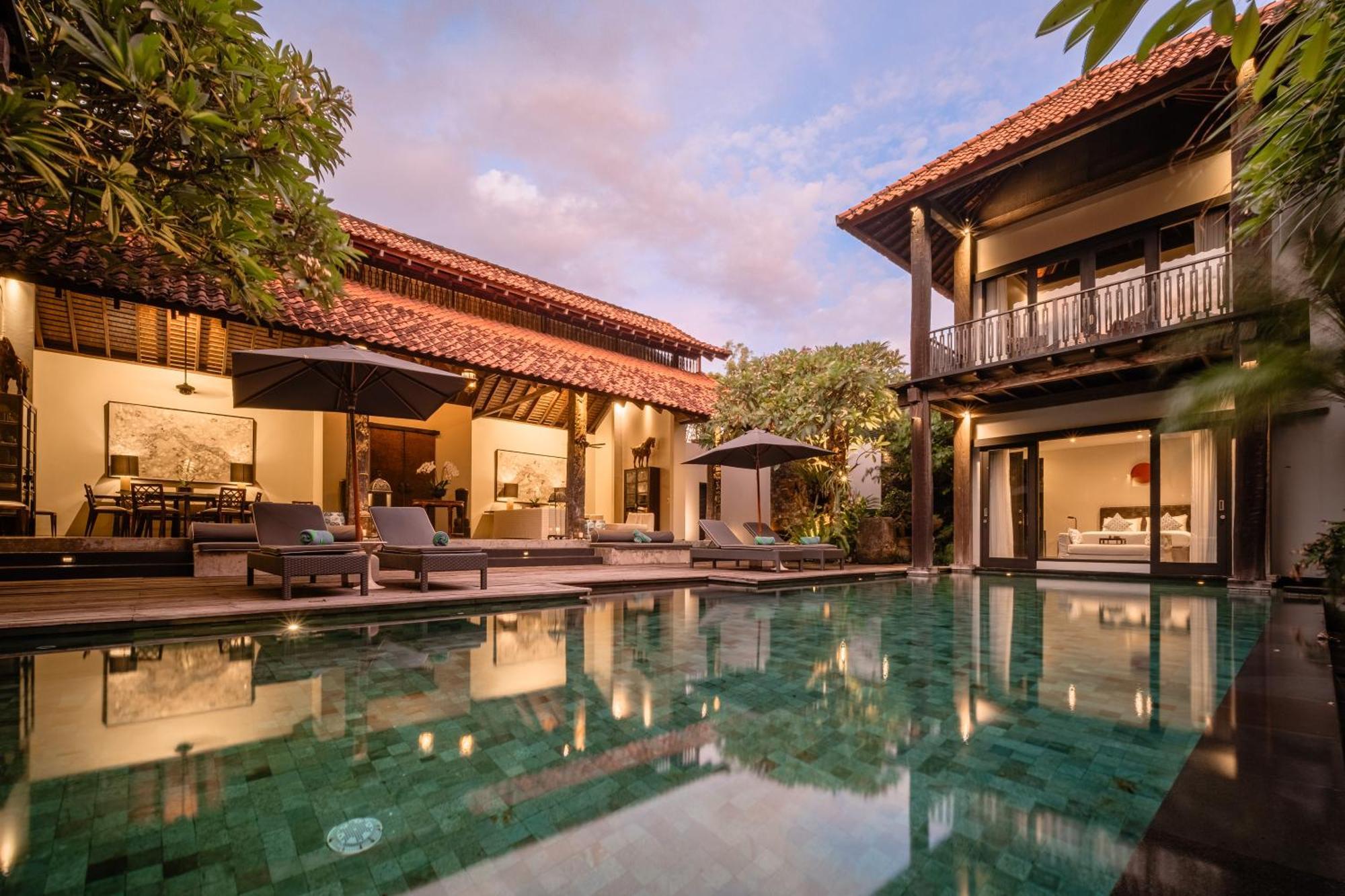Villa De Suma - Fully Staffed Luxury Villa, Walk To The Beach! سمينياك المظهر الخارجي الصورة