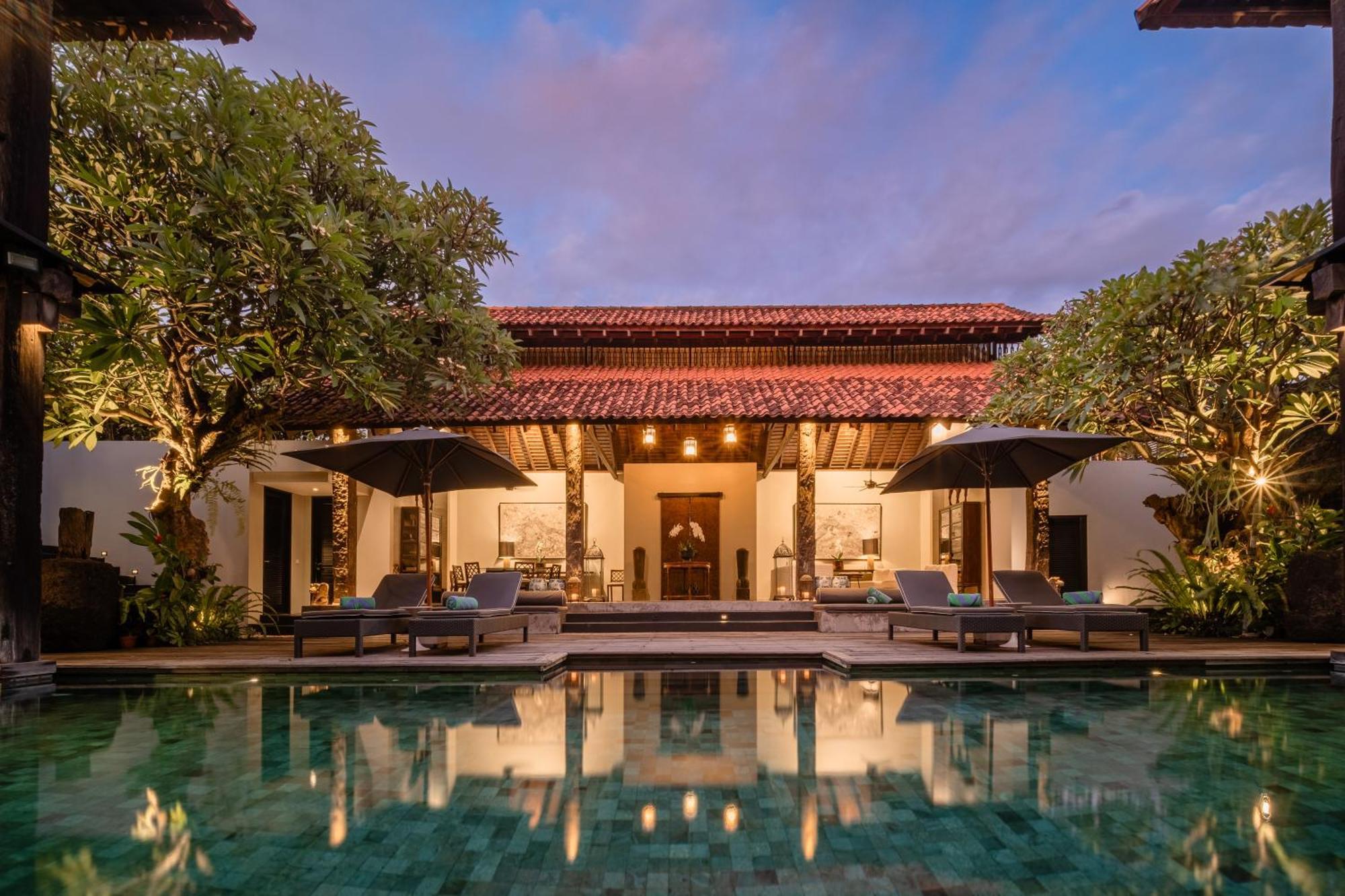 Villa De Suma - Fully Staffed Luxury Villa, Walk To The Beach! سمينياك المظهر الخارجي الصورة