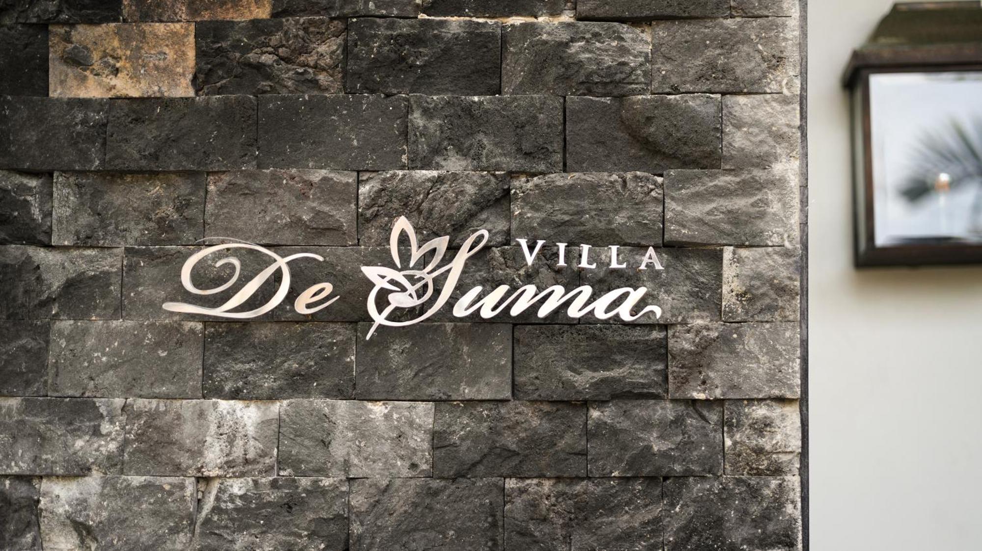 Villa De Suma - Fully Staffed Luxury Villa, Walk To The Beach! سمينياك المظهر الخارجي الصورة
