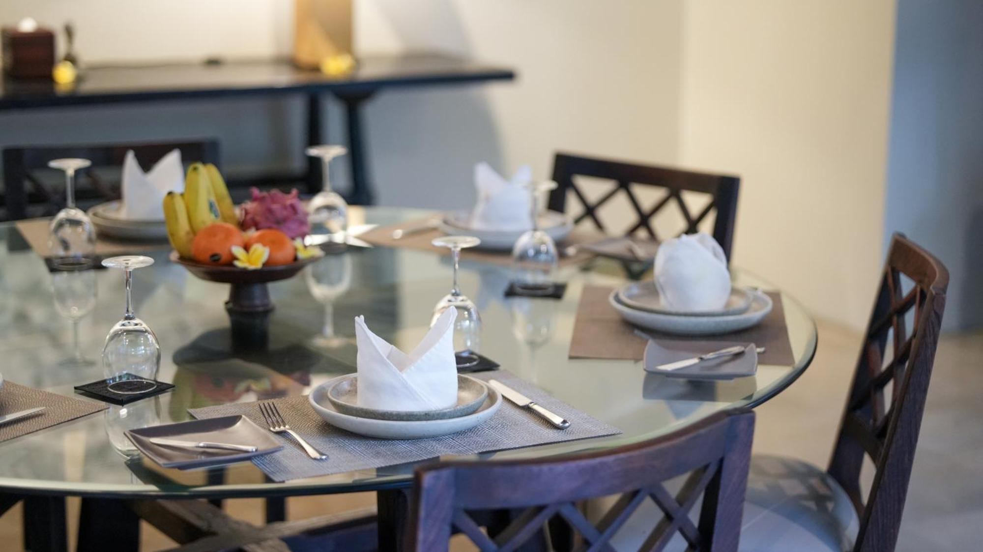 Villa De Suma - Fully Staffed Luxury Villa, Walk To The Beach! سمينياك المظهر الخارجي الصورة