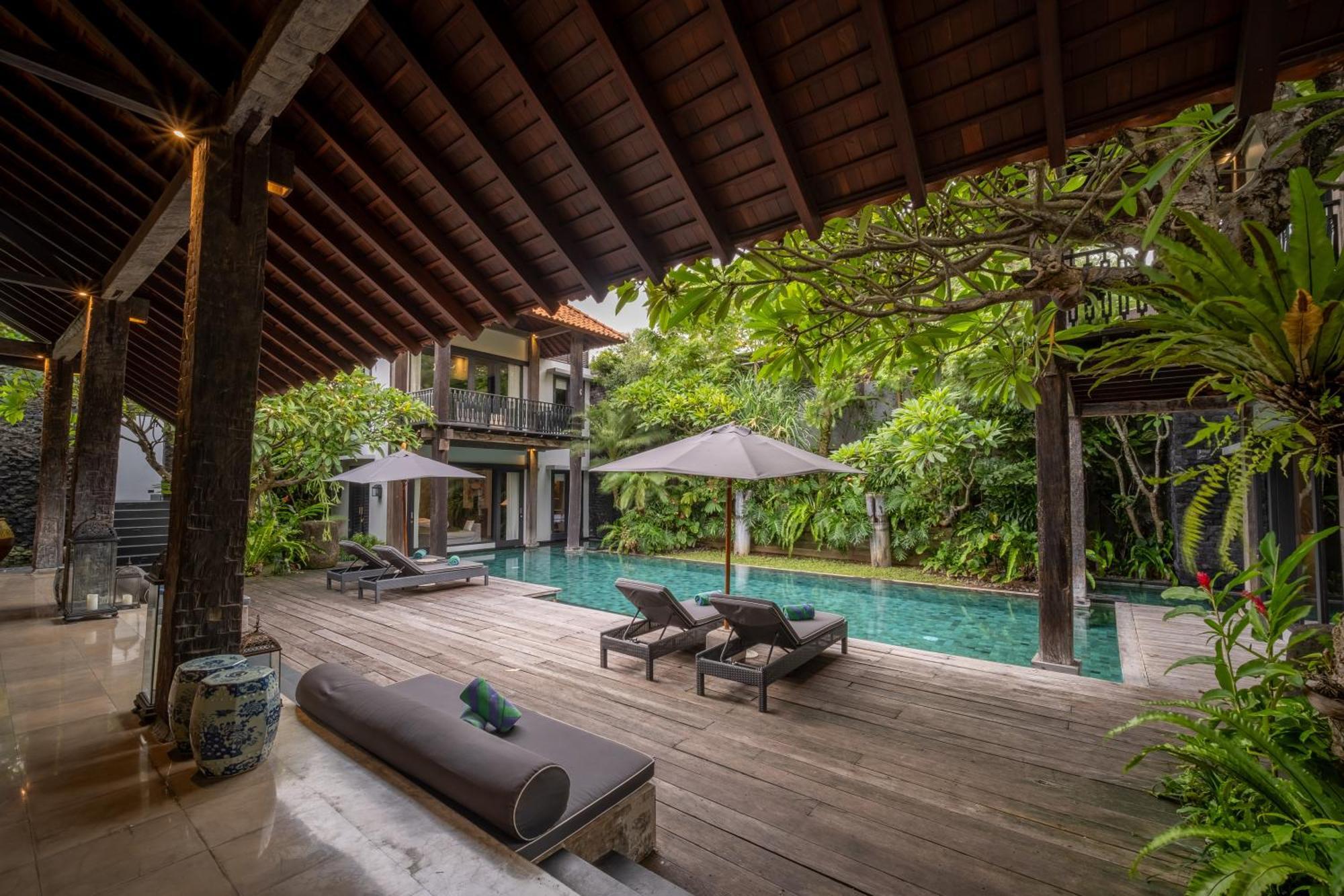 Villa De Suma - Fully Staffed Luxury Villa, Walk To The Beach! سمينياك المظهر الخارجي الصورة