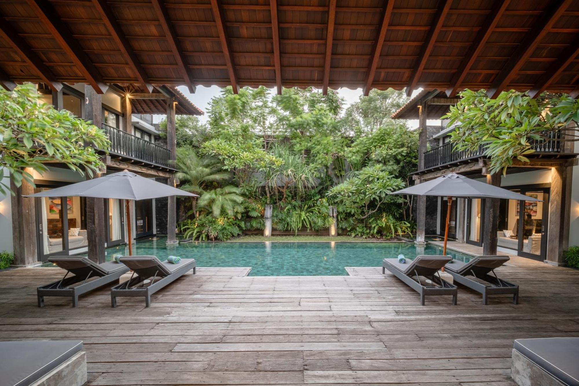Villa De Suma - Fully Staffed Luxury Villa, Walk To The Beach! سمينياك المظهر الخارجي الصورة