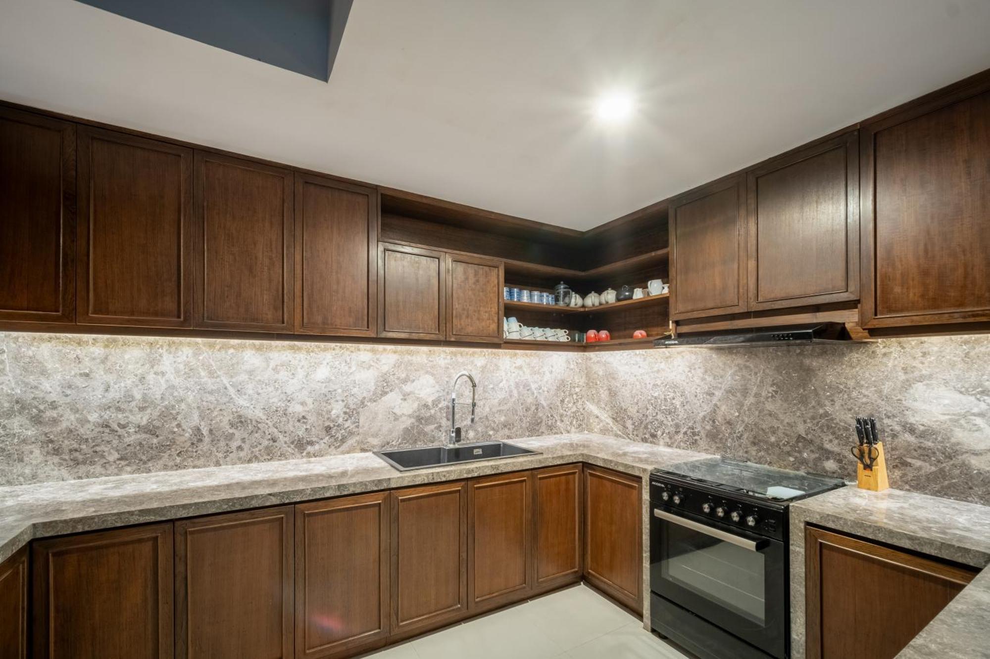 Villa De Suma - Fully Staffed Luxury Villa, Walk To The Beach! سمينياك المظهر الخارجي الصورة
